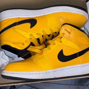2019
Air Jordan 1 Mid GS 'University Gold'